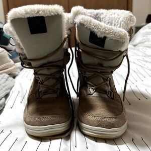 Women’s snow boots
